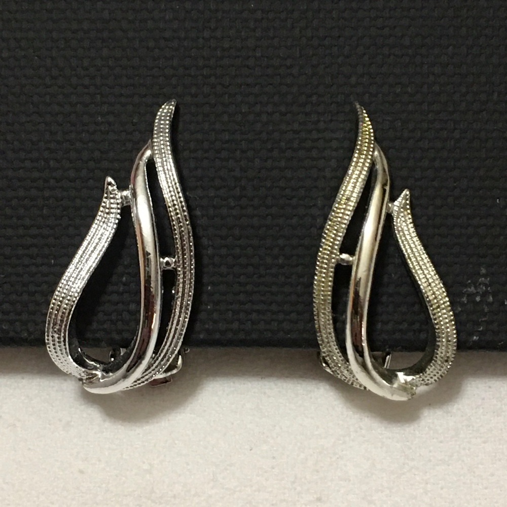 NOS Vtg 1958 STUNNING Silvertone Flame Teardrop Textured Coventry CLIP Earrings